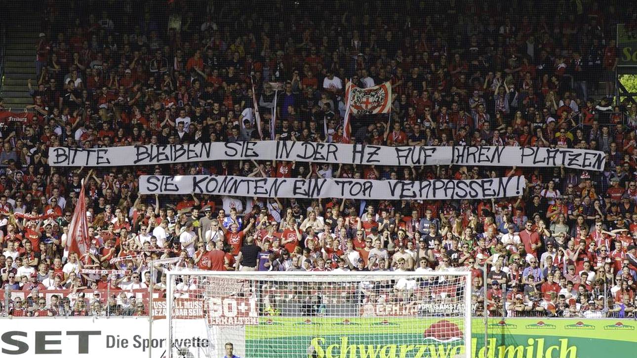 Ironisches Transparent der Freiburger Nordtribüne zu dem kuriosen Elfmetertor in der Halbzeitpause
