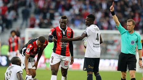 Mario Balotelli (M.) erzielte beim Sieg gegen Dijon sein sechstes Saisontor für Nizza - und flog später vom Platz