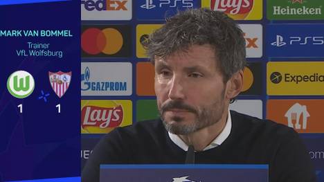 Mark van Bommel ärgert sich über die Elfmeter-Entscheidung beim Champions League Spiel gegen den FC Sevilla. Die Spanier haben kurz vor Schluss einen unberechtigten Elfmeter bekommen.