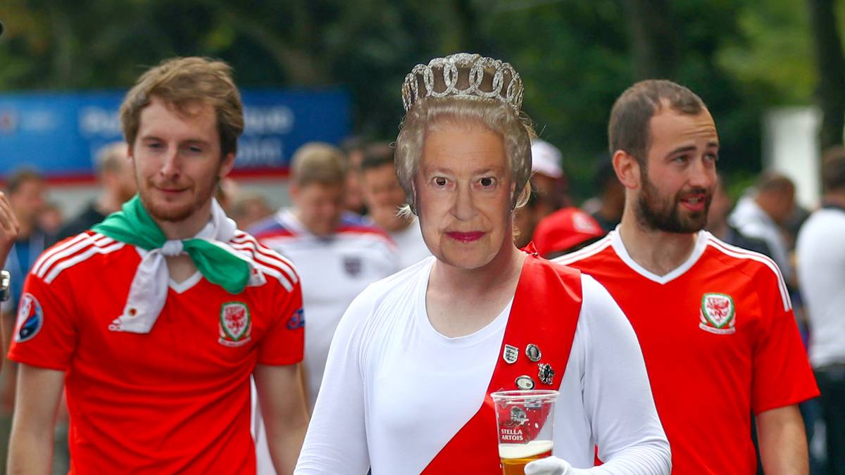 Die Queen darf bei der EURO natürlich nicht fehlen. Aber gleich mit Bier in der Hand?