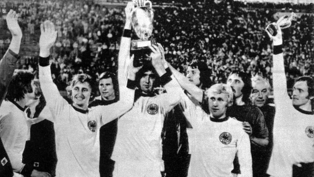 Antonin Panenka jubelt mit Teamkollegen über den EM-Titel 1976