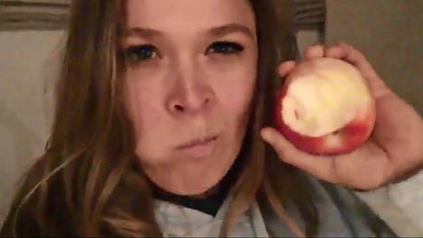 Den Apfel bezwungen - Ronda Rousey setzt sich wieder bissig in Szene