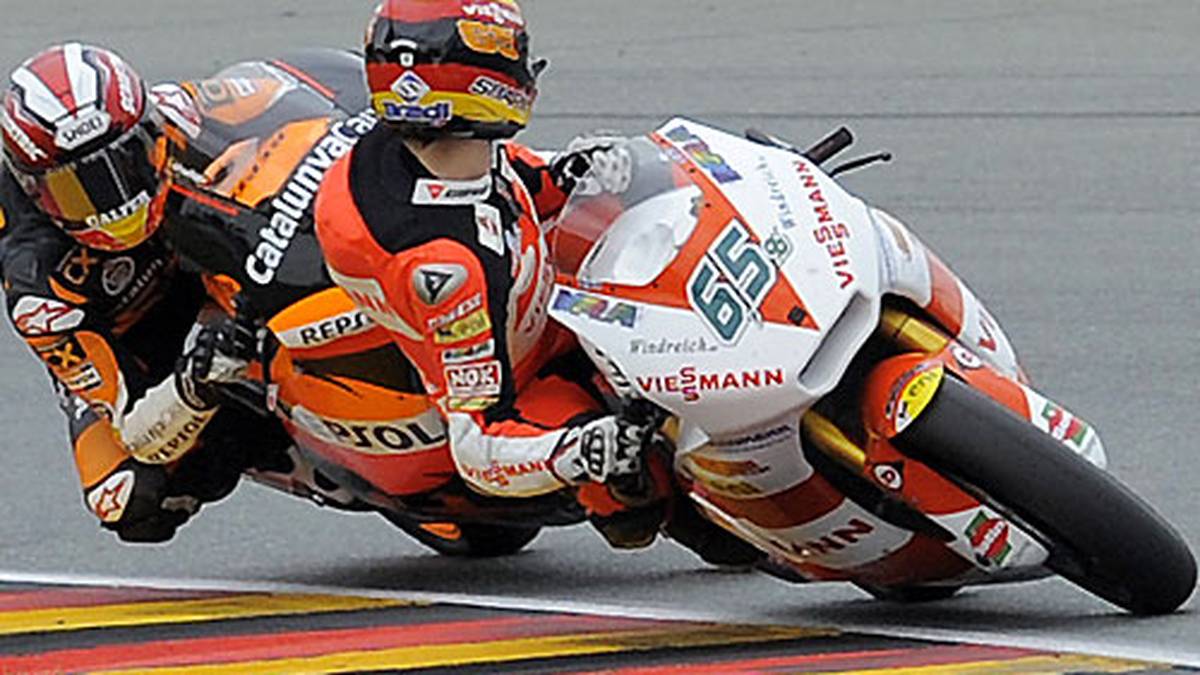 Als Lohn geht es daraufhin in die Moto2-Klasse zum Team Catalunya Caixa Repsol - wo er sich ein packendes WM-Finish mit Stefan Bradl (r.) liefert. Das kann zu Saisonbeginn noch keiner ahnen, zu grün erscheint Marquez für die Klasse