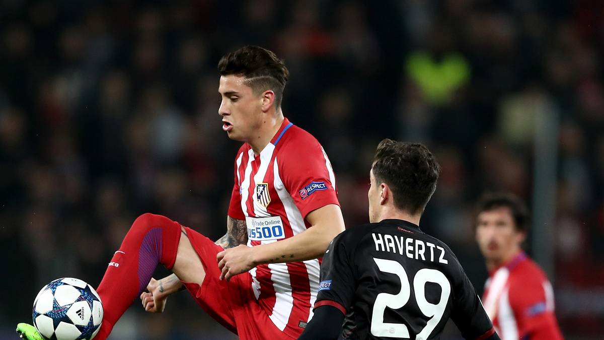 KAI HAVERTZ (bis 56.): Nach zuletzt starken Leistungen in der Liga belohnte Trainer Roger Schmidt den 17-Jährigen mit dem ersten Startelf-Einsatz in der Königsklasse. Musste aber schnell erkennen, dass Atletico ein anderes Kaliber als Augsburg ist, wurde vorzeitig ausgewechselt - SPORT1-Note: 4,5