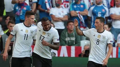 Die deutsche Mannschaft jubelt über das 1:0 von Jerome Boateng gegen die Slowakei
