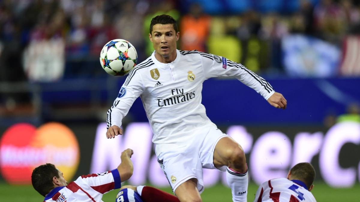 Auf ihn wartet ein heißer Tanz mit Real Madrid: Cristiano Ronaldo (Mi.), hier gegen Atleticos Mario Suarez (r.) und Koke)