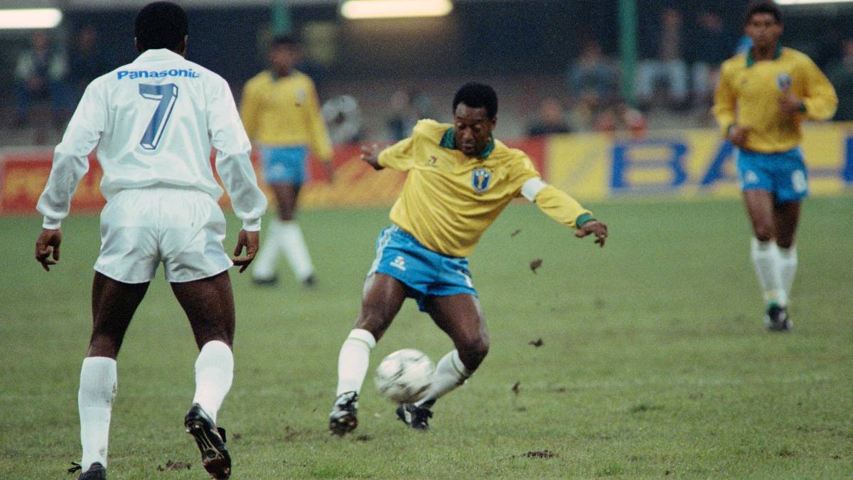 Pelé gilt bis heute als einer, wenn nicht gar  als der beste Fußballer aller Zeiten. Insgesamt dreimal konnte der Brasilianer zusammen mit der Nationalmannschaft am Ende eines WM-Turniers die Trop#he in die Höhe halten: 1958,1962 und 1970. Dementsprechend hat er die höchste Wertung aller Legenden
