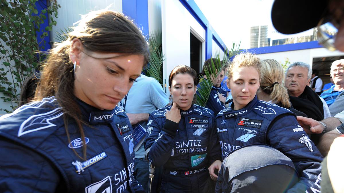 Cyndie Allemann (l.) hat Benzin im Blut. Seit ihrem achten Lebensjahr ist die Schweizerin auf der Rennstrecke unterwegs