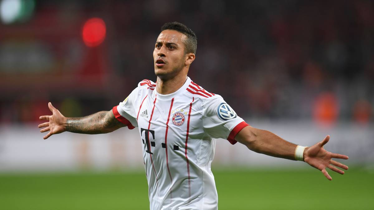 Thiago steuert den vierten Bayern-Treffer bei - und wie: Er vollendet genial genau zwischen zwei vergebens verteidigenden Leverkusenern 