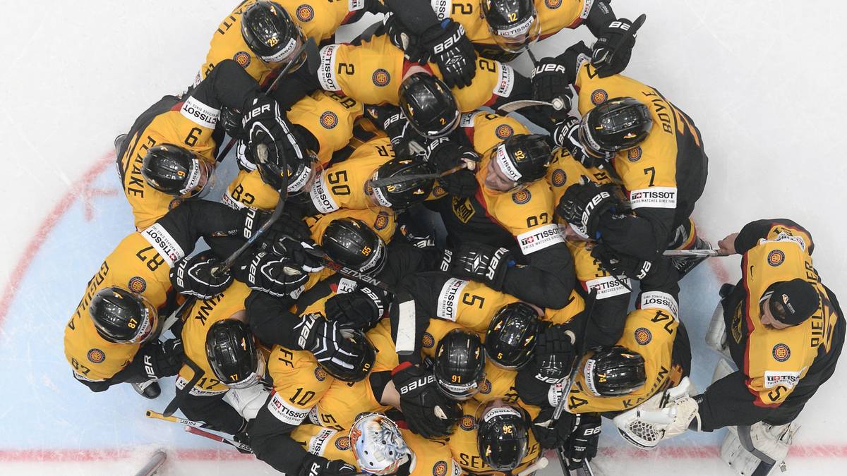 Wie die Bienen ihre Königin umgarnen, feiern die deutschen Spieler ihren Torwart Thomas Greiss nach dem Sieg gegen die USA