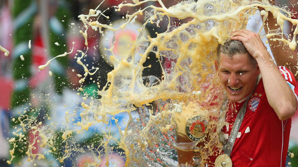 2013: BASTIAN SCHWEINSTEIGER: Die Triple-Saison hat folgerichtig einen Fußballer des Jahres zur Folge. Bastian Schweinsteiger gewinnt 2013