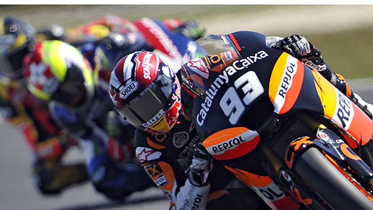 In den ersten drei Rennen gelingt ihm kein WM-Pünktchen und nach sechs Rennen liegt er mit 82 Punkten Rückstand scheinbar aussichtslos hinter Bradl zurück. Doch Marquez bläst mit sechs Siegen in sieben Rennen erneut zur Aufholjagd. Nach dem Japan-GP reißt er sogar die WM-Führung an sich...