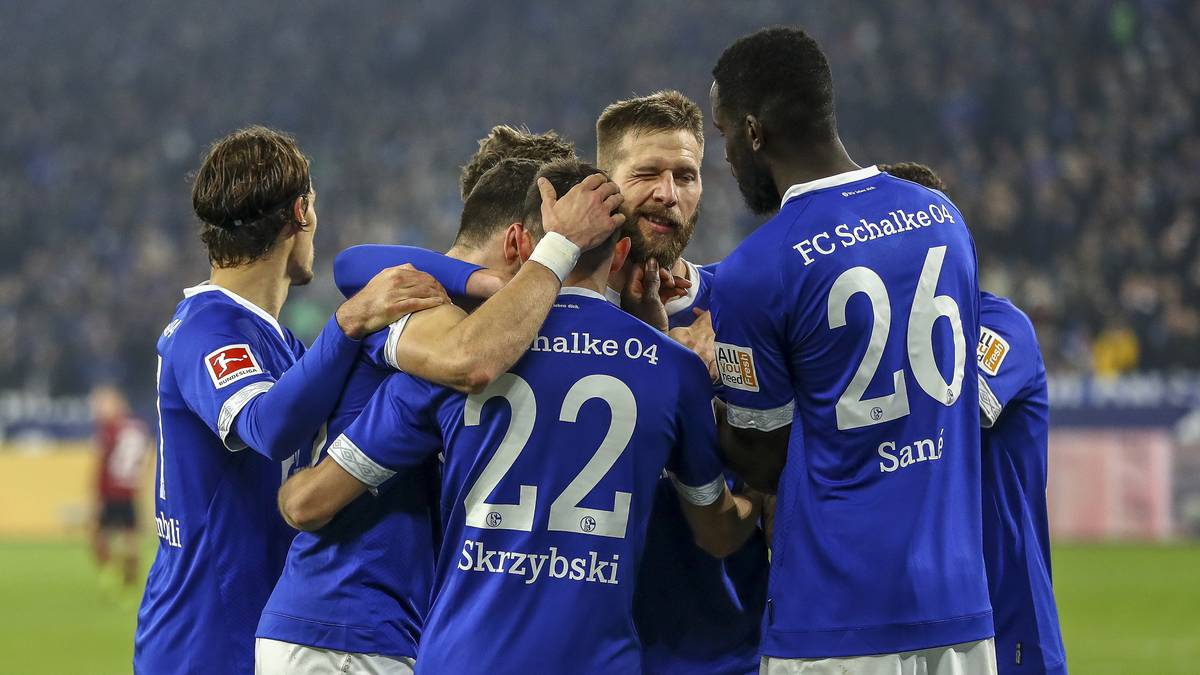 GUIDO BURGSTALLER wechselte in der Winterpause 2016/2017 vom 1. FC Nürnberg zu Schalke und schlug auf Anhieb ein. Heidel schnappte sich den Österreicher zu einem relativ günstigen Preis. Im Rest der Saison 2016/17 erzielte er in 18 Einsätzen neun Tore und war zudem in der Europa League als Torschütze erfolgreich. Ein Transfer, der für Heidel als überaus positiv verbucht werden kann