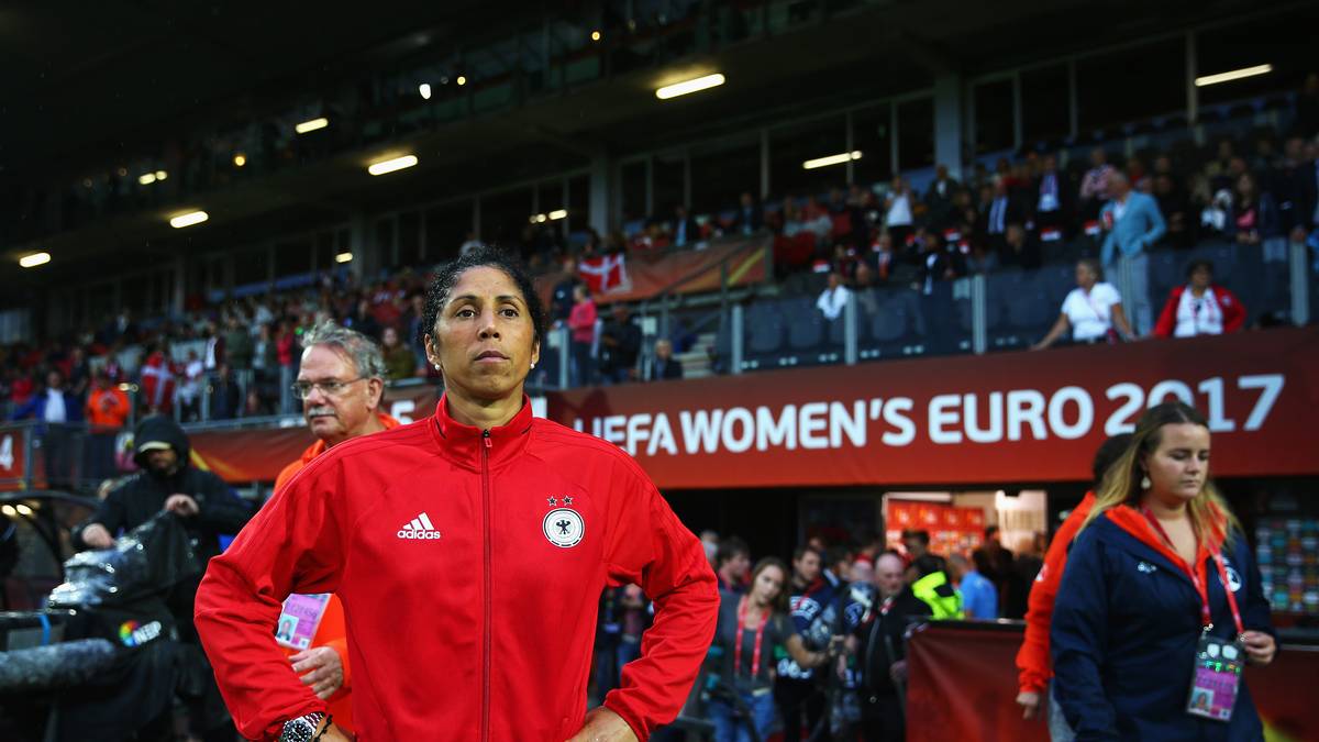 "Wenn man die Verhältnisse sieht, war der Platz nicht bespielbar", so Jones hinterher. "Wir haben ganz klar gesagt, dass wir unter diesen Bedingungen nicht spielen möchten. Jetzt heißt es auslaufen, schlafen und morgen erneut konzentrieren."