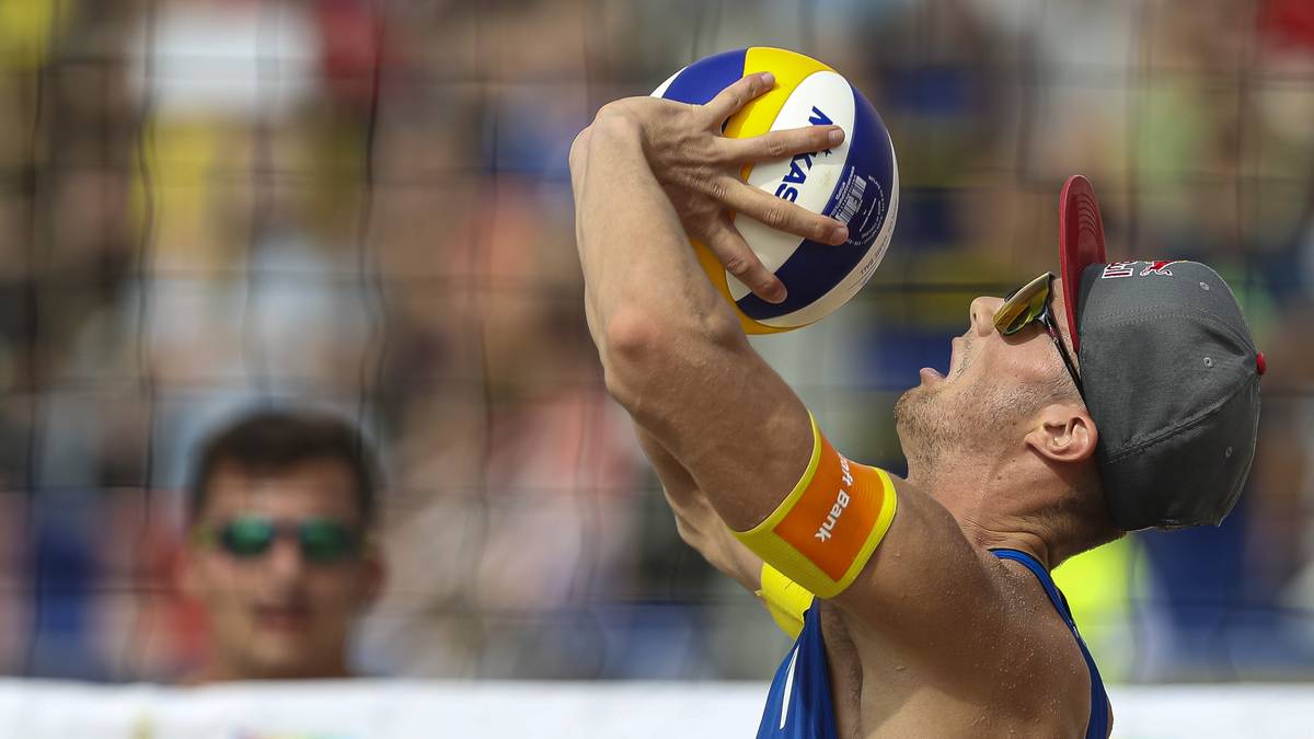 Nicht nur die Klamotten sind übrigens Einschränkungen unterworfen. Auch die Techniken sind im Vergleich zum Hallenvolleyball strenger reguliert. Der Ball darf beispielsweise nicht über das Netz gepritscht werden