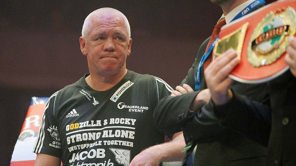 2002 wegen Verstoßes gegen Bewährungsauflagen für 297 Tage, fünf Jahre später wegen Trunkenheit am Steuer und Körperverletzung. Nach fünf Monaten wurde der Box-Experte von SPORTwegen guter Führung vorzeitig entlassen. Rocchigiani starb am 1. Oktober 2018 bei einem Autounfall auf Sizilien.
   