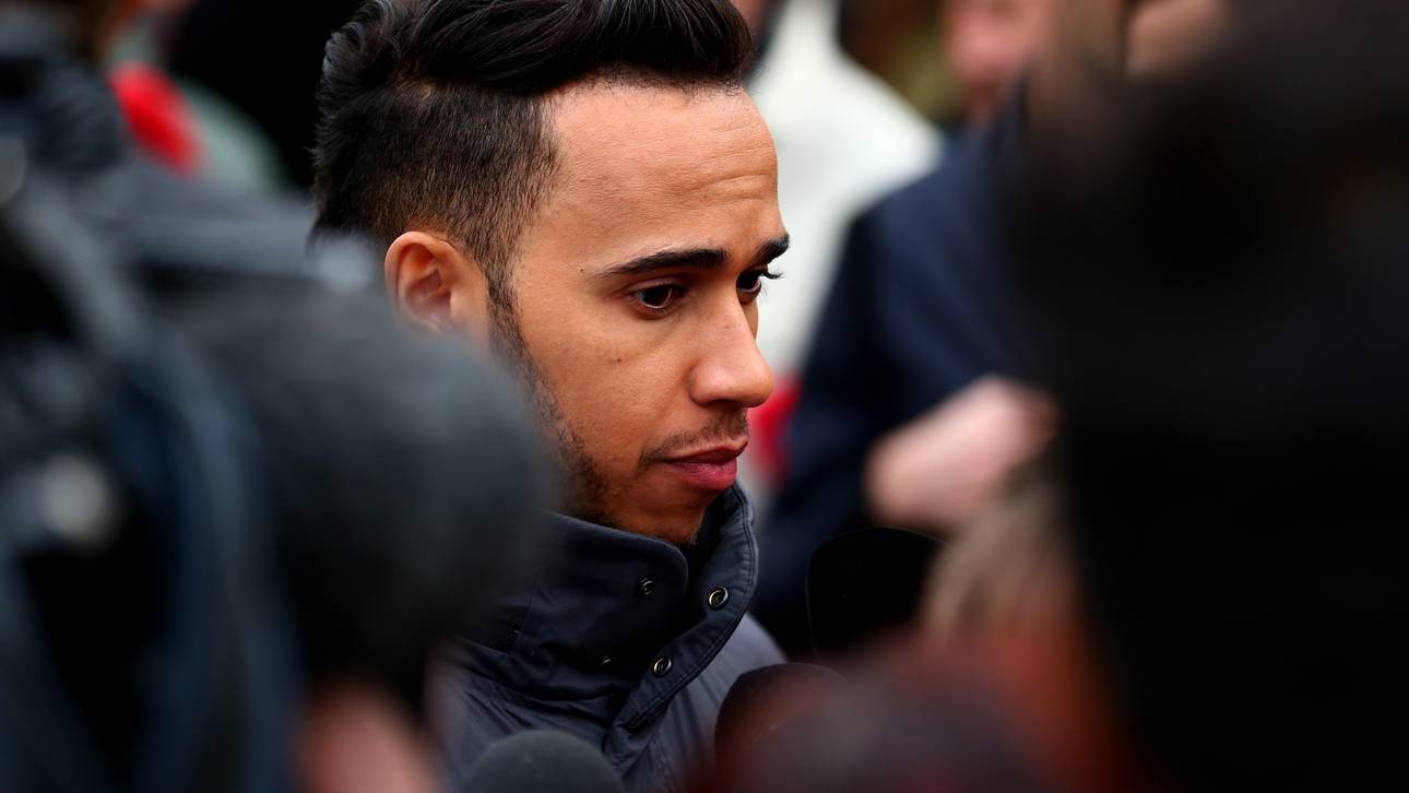 Hamilton lässt Mercedes warten