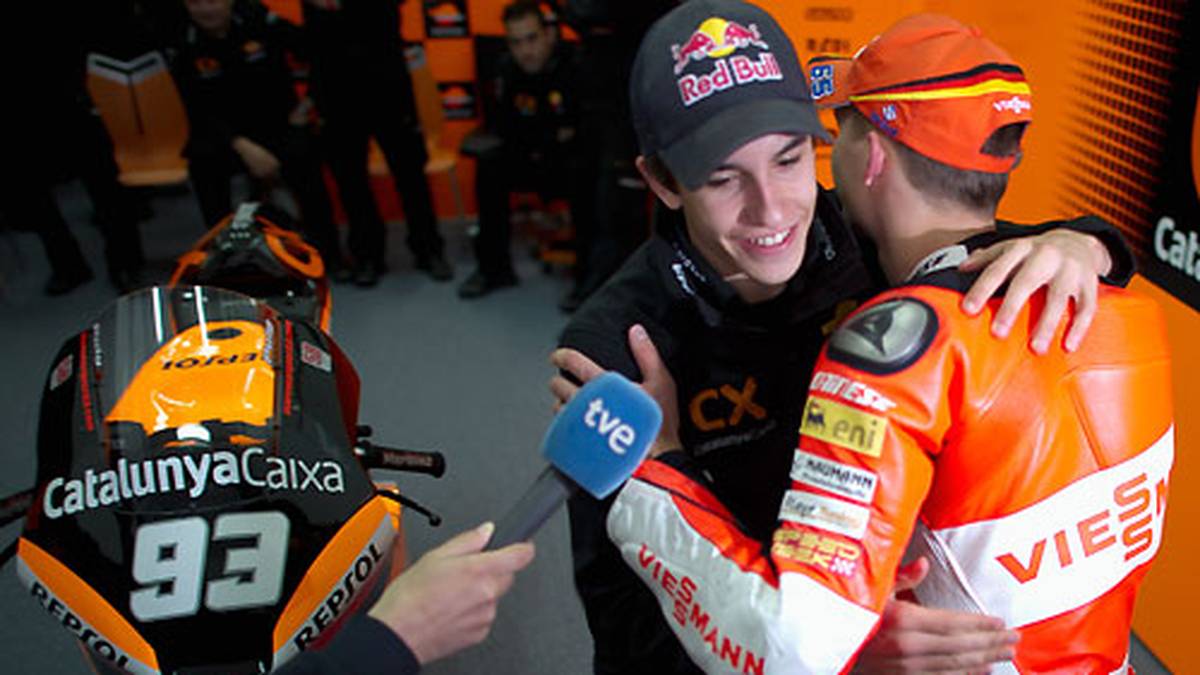 ...am Ende heimst der Deutsche allerdings seinen ersten Weltmeister-Titel ein. Bitter: Marquez muss im vorletzten Rennen kampflos Bradls (r.) Triumphzug mitansehen, da er von der Rennleitung nach einer Trainings-Verletzung keine Starterlaubnis erhält