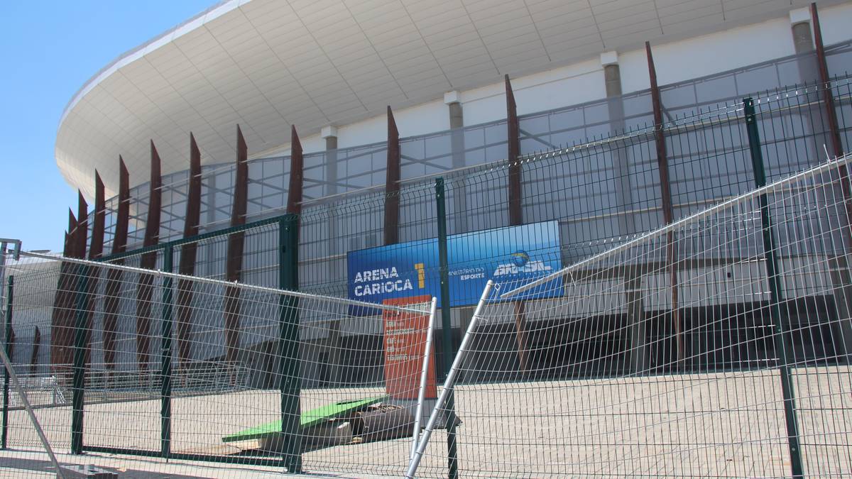Ein Zaun vor der Arena Carioca 1 im Olympiapark