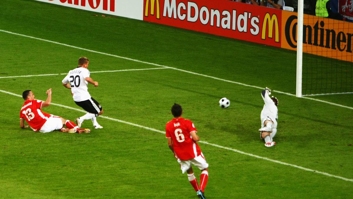 PLATZ 3 - GEGEN DIE WURZELN: Bei der EM 2008 erlebt er einen seiner emotionalsten Auftritte im DFB-Dress. Gegen sein Geburtsland Polen erzielt er beide Treffer beim 2:0, verkneift sich danach jede Jubelgeste - "aus Respekt", wie er später sagt