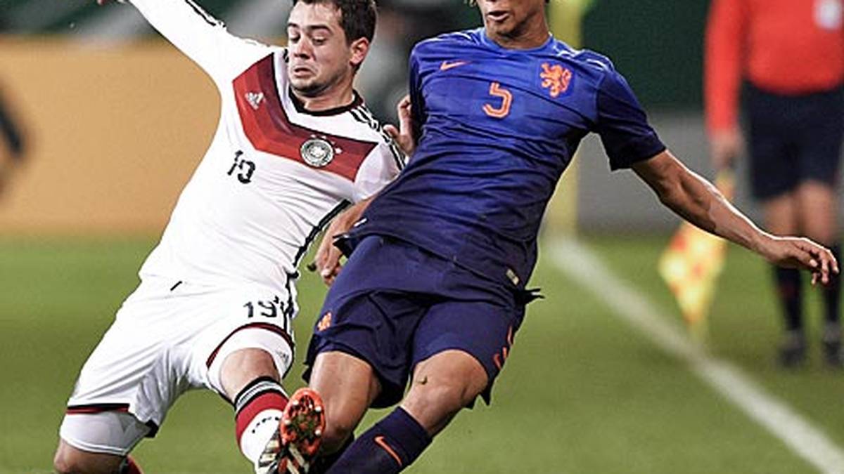 AMIN YOUNES: Das Ajax-Talent liebäugelt mit einer Rückkehr in die Bundesliga, kann sich eine Rückkehr nach Deutschland vorstellen. "Wenn ein toller Verein anklopft, höre ich mir das Angebot natürlich an", sagte der 23-Jährige zuletzt im "Express"- und "tz"-Interview. Jetzt da sein ehemaliger Trainer Peter Bosz in Dortmund angeheuert hat, scheint ein Transfer zum BVB zumindest im Bereich des Möglichen zu liegen