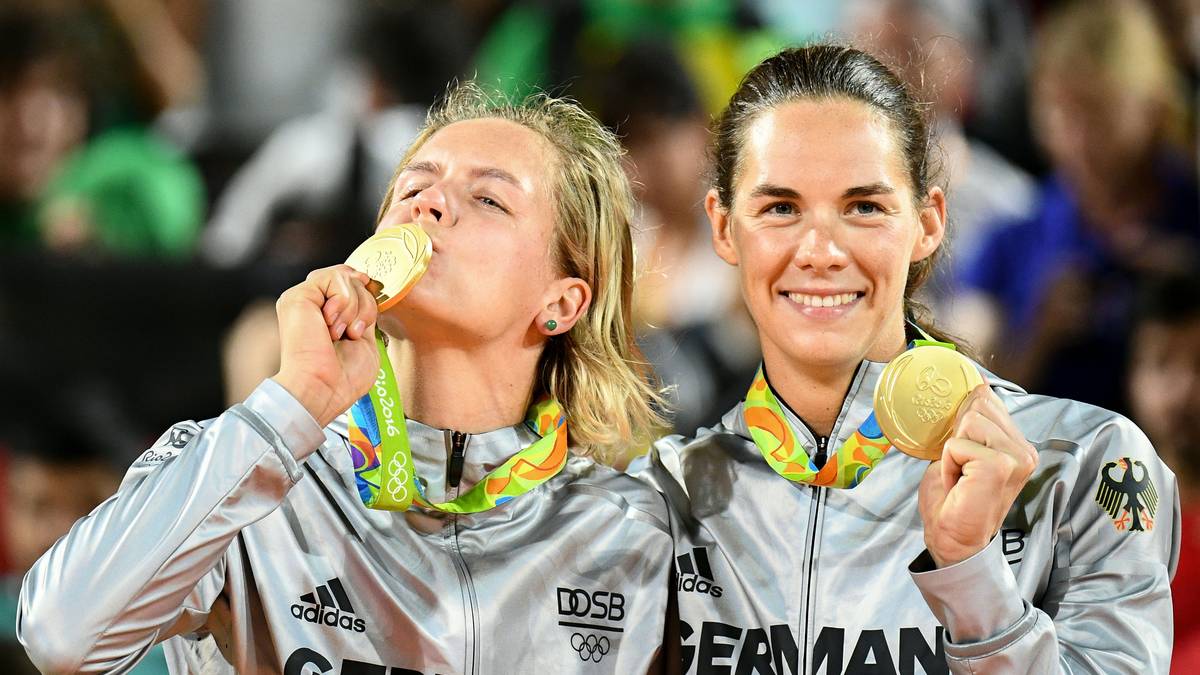 Laura Ludwig (l.) und Kira Walkenhorst gewannen bei Olympia in Rio Gold