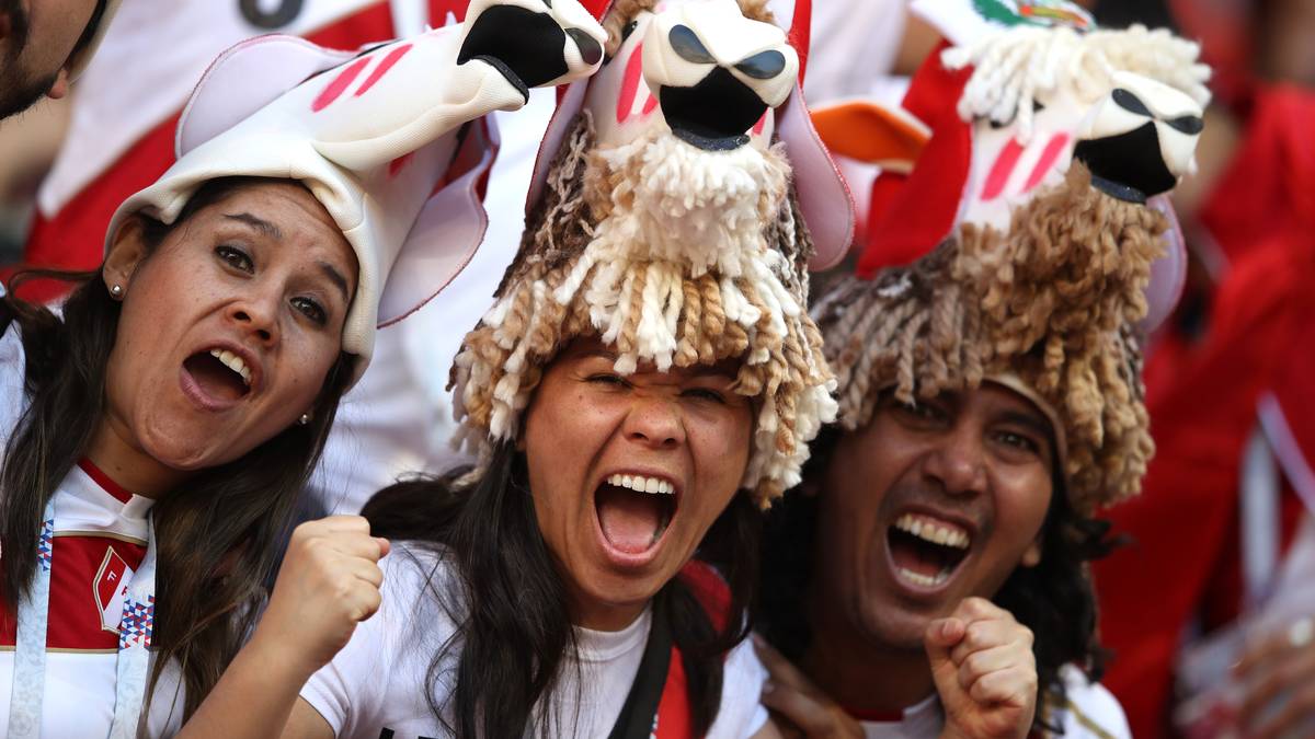 Tatkräftige Unterstützung aus Peru. Vielleicht sieht man das Trio mit den Lama-Hüten auch beim nächsten Spiel