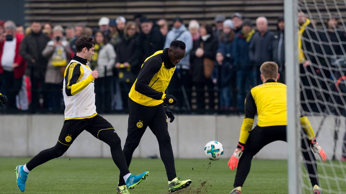 Bei einem Kopfballtreffer und einem schönen Lupfer, der nur knapp über die Latte streicht, bekommt er Sonderapplaus