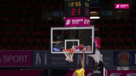 Wie einst bei Zion Williamson: Quantez Robertson bricht im Spiel gegen ALBA Berlin der Schuh. Seine Fraport Skyliners stellen Berlin überraschend vor eine Herausforderung. 