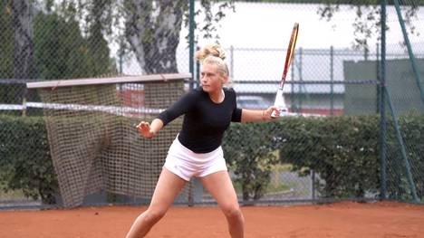 Die Porsche-Nachwuchsteams mit Barbara Rittner fördern Talente im deutschen Damentennis. In Folge eins werden Nastasja Schunk und Alexandra Vecic im Trainingsalltag begleitet.