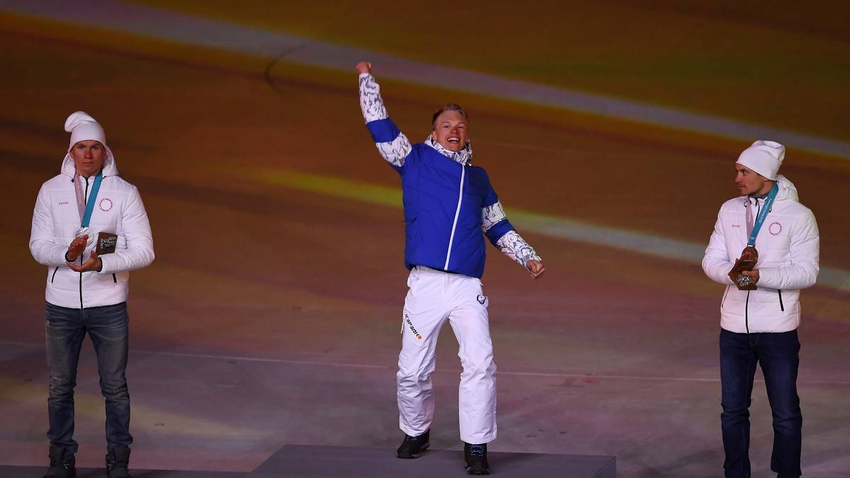 Auch der Finne Iivo Niskanen strahlt: Er ist Olympiasieger über 50 km klassisch