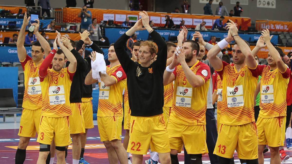 Macedonian players celebrate after winning their 24th Men's Handball World Das Team aus Mazedonien präsentiert sich ebenfalls von seiner besten Seite und kann den zweiten Sieg feiern