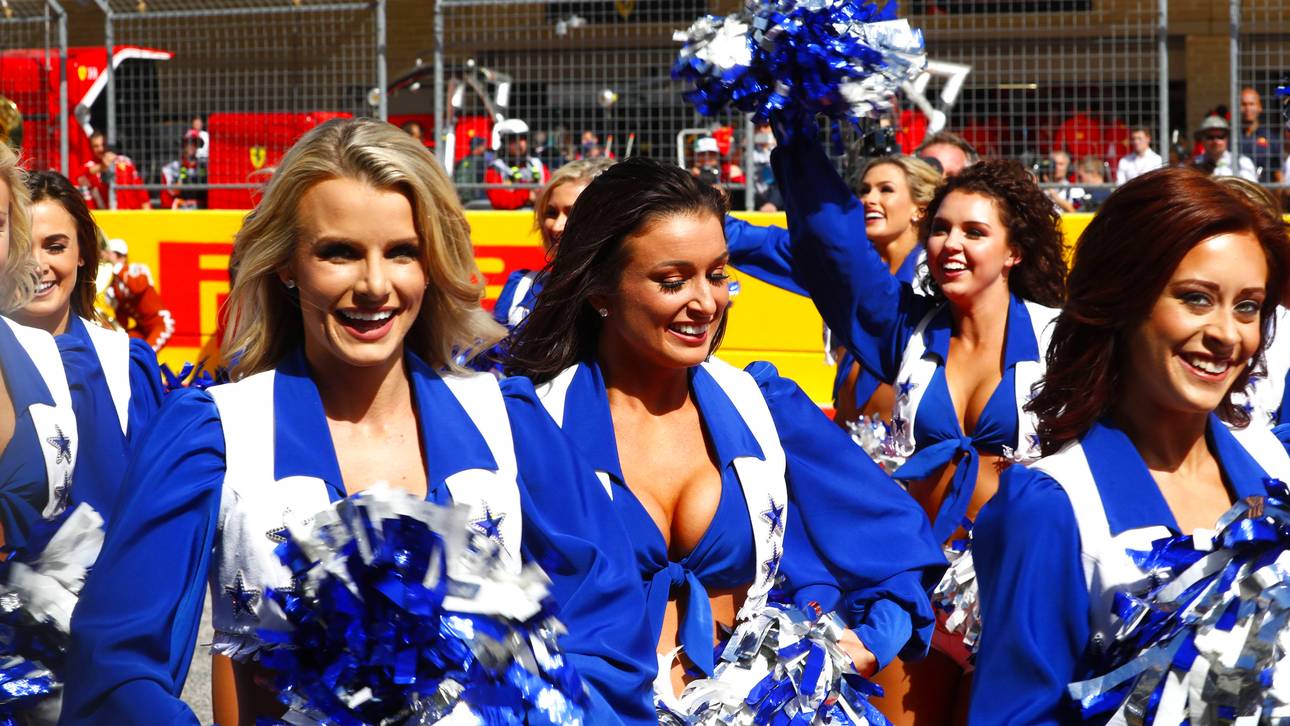 Cheerleader heizen der Formel 1 ein