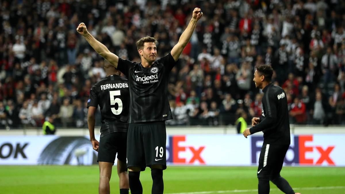 Der Punkt geht an die Hessen, da sie eingespielter sind. Arsenal hingegen verspielte gegen Watford eine 2:0-Führung und lud die Gäste zum Toreschießen ein. David Luiz und Co. patzten hinten ein ums andere Mal und spielten haarsträubende Fehlpässe, die zum 2:2 führten. ZWISCHENSTAND - 2:0 für die Eintracht