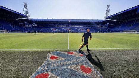 Im Stadion des SC Heerenveen werden am Samstag 15.000 Teddybären im Klubtrikot platziert.