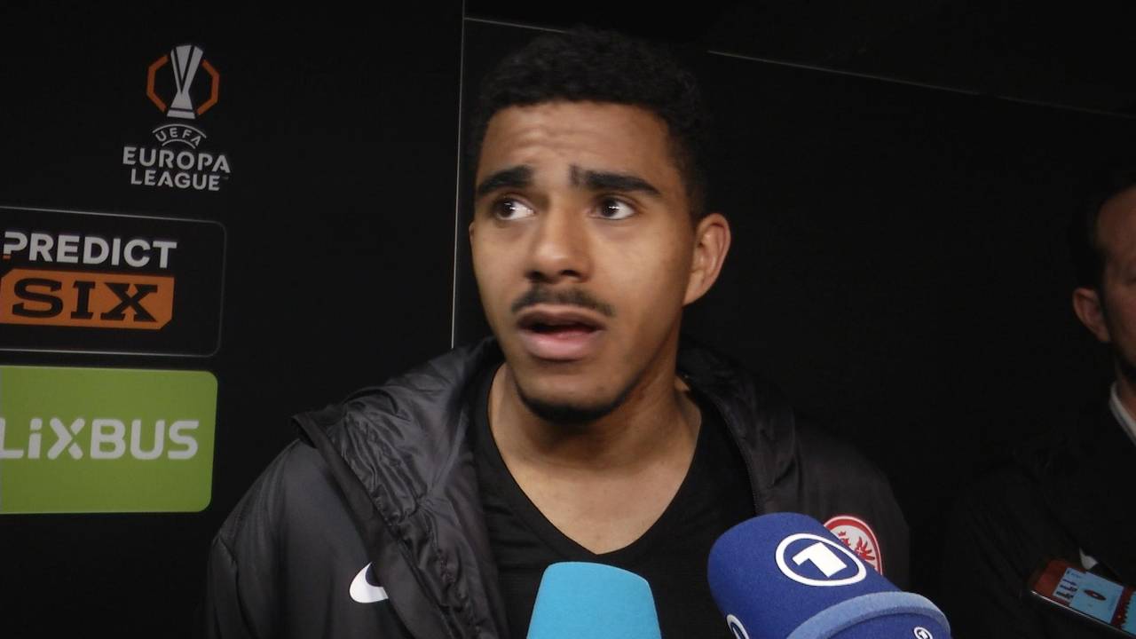 Strittige Szene vor Eintracht-Tor? Knauff reagiert