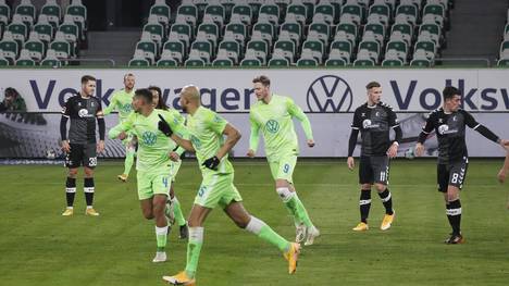 John Anthony Brooks (v.) brachte den VfL Wolfsburg gegen Freiburg in Führung