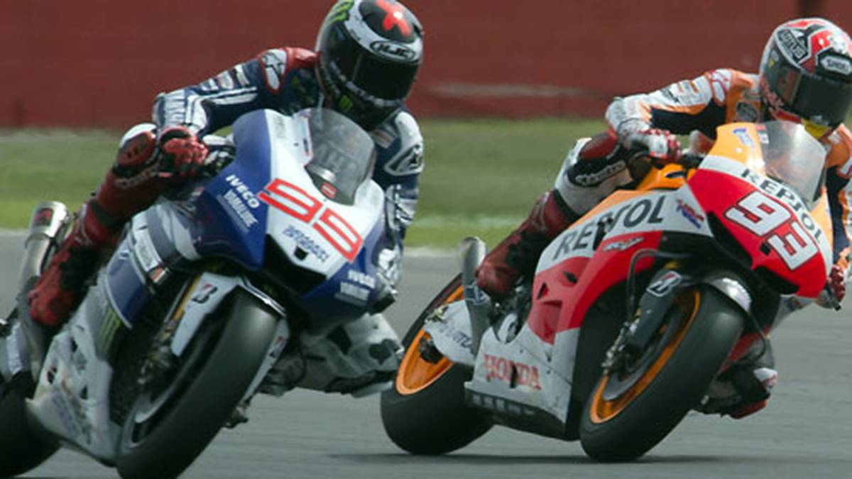 In seiner Weltmeister-Saison liefert sich der Youngster mit Jorge Lorenzo einen packenden Zweikampf um die WM-Krone. Unvergessen ist das Rennen in Silverstone, als sich die beiden in den Schlussrunden mit zahlreichen spektakulären Überholmanövern überbieten. Erst in der letzten Kurve überholt Lorenzo seinen Landsmann