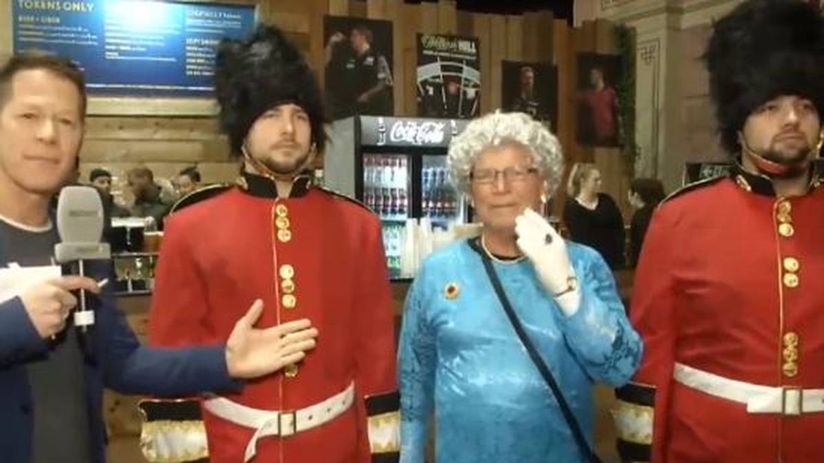 Oha, sogar die Queen gibt sich die Ehre - oder ist das doch nur ein verkleideter männlicher Darts-Fan?
