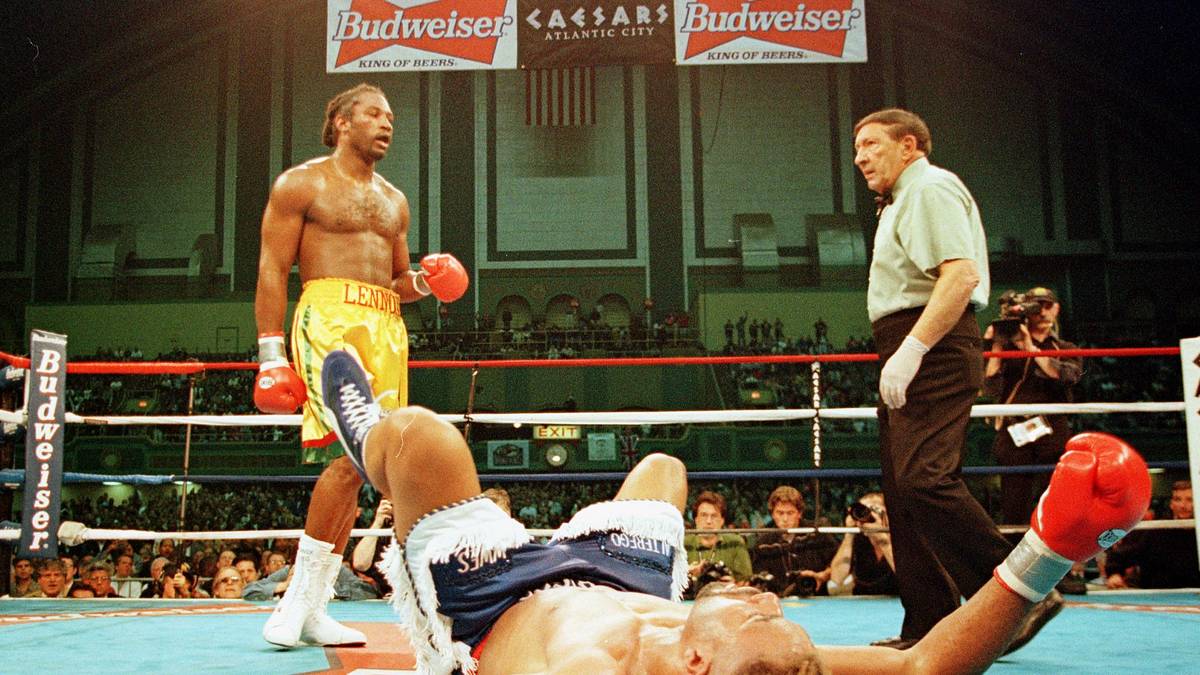 LENNOX LEWIS: Der WBC-Titelträger forderte am 28. März 1998 Briggs zum Weltmeisterschaftskampf. In den ersten zwei Runden dominierte Briggs noch, mit drei Niederschlägen in Runde fünf setzte Lewis dem Kampf durch technischen K.o. aber ein Ende