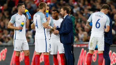 Englands Coach Gareth Southgate (mitte) bespricht sich mit seinem Team 
