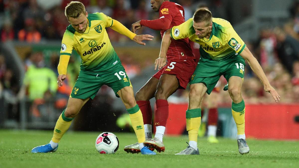 Fast eine ganze deutsche Elf spielt für Trainer Daniel Farke bei Norwich City, Säulen sind vor allem TOM TRYBULL (l.) und MARCO STIEPERMANN (r.) im Mittelfeld. Aber auch Christoph Zimmermann, Moritz Leitner und andere kriegen regelmäßig Einsatzzeiten. Nach starkem Start ist Norwich als Tabellenletzter aber auf Abstiegskurs