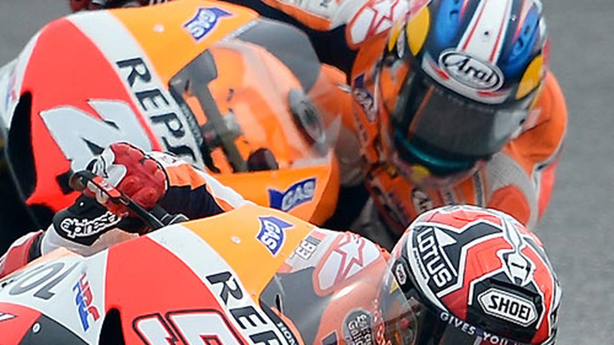 Auch abseits der Rennstrecke herrscht zwischen den beiden Fahrern eine Rivalität: Nachdem Marquez seinen Teamkollegen Dani Pedrosa (h.) in Aragon von der Strecke schießt und so Pedrosa aller WM-Resthoffnungen beraubt...