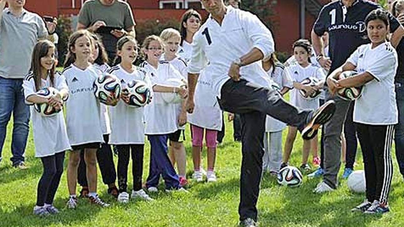 Auch Fredi Bobic zeigt sich begeistert von dem Projekt "Kicking Girls"
