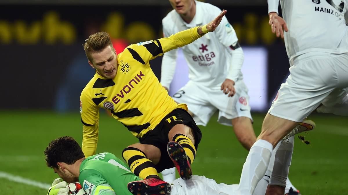 Der Mainzer Torwart Stefanos Kapino erlebt sein Startelfdebüt in der Bundesliga. Etwas schmerzhaft wird es, als Marco Reus über den Keeper stürzt. Aber nach kurzer Pause geht es weiter