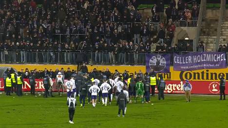 Nach der Niederlage bei dem TSV Havelse ist der Frust bei den Erzgebirge-Aue-Fans groß. Direkt nach dem Abpfiff konfrontierten die Anhänger die Mannschaft und machten ihrem Ärger deutlich Luft.