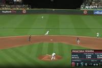 Was war das denn?! In Superman-Manier fängt Shortstop J.P. Crawford von den Seattle Mariners im MLB-Spiel gegen die Boston Red Sox den Ball ab - und beendet damit auf spektakuläre Weise die Partie.
