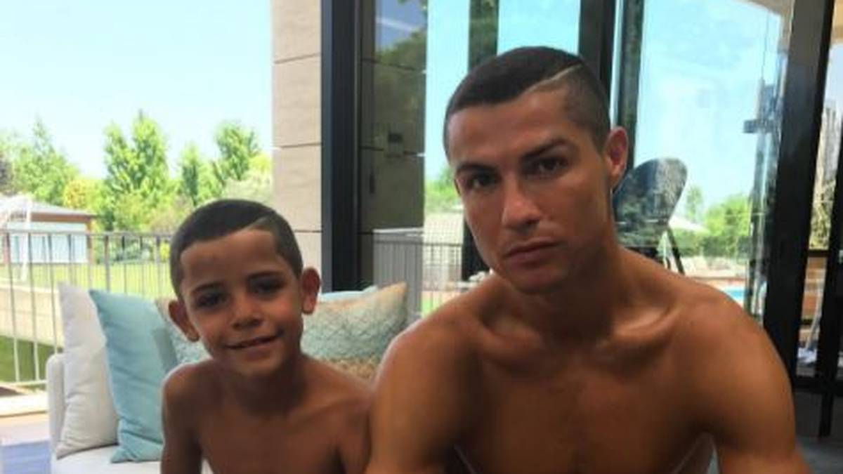 Cristiano Ronaldo und sein Sohn posieren im Urlaub mit gleicher Frisur