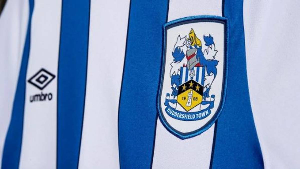 Wer Klub und Sponsor nun aber auflösten, können sich die Huddersfield-Anhänger nicht nur beruhigen, sondern besonders freuen. Es handelte sich nämlich um eine Kampagne, die ein gänzlich anderes Trikot zum Ergebnis hat
