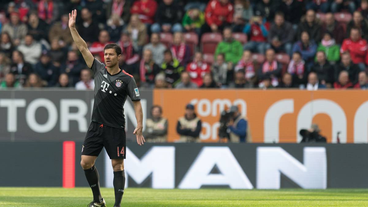 ZENTRAL-DEFENSIVES MITTELFELD - Xabi Alonso: Der 35-Jährige ist nur noch bis Sommer Teil der Ü35-Elf. Dann ist nämlich Schluss mit der Profikarriere. Der FC Bayern München wird seine letzte Station sein. Sein letzter Trainer: Carlo Ancelotti